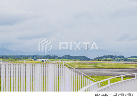 牧之原市の富士山静岡空港の滑走路を走行する飛行機(静岡県) 129489488