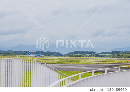 牧之原市の富士山静岡空港の滑走路を走行する飛行機(静岡県) 129489489