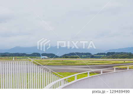 牧之原市の富士山静岡空港の滑走路を走行する飛行機(静岡県) 129489490