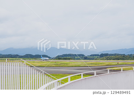 牧之原市の富士山静岡空港の滑走路を走行する飛行機(静岡県) 129489491