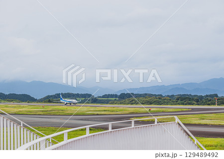 牧之原市の富士山静岡空港の滑走路を走行する飛行機(静岡県) 129489492