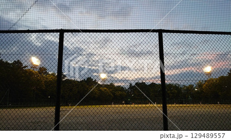 ナイター照明のグラウンド 129489557