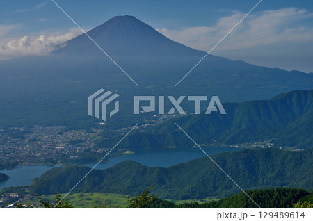 御坂山地の破風山　新道峠第1展望台より望む夏の富士山と河口湖 129489614