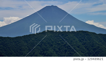 夏の富士山　御坂山地の釈迦ヶ岳山頂より望む 129489621