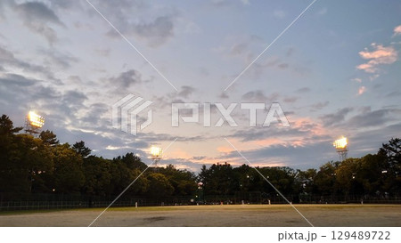 ナイター照明のグラウンド ナイター照明のグラウンド 129489722