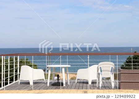 誰もいない秋の海を静かに眺めるバルコニー 誰もいない秋の海を静かに眺めるバルコニー 129489922