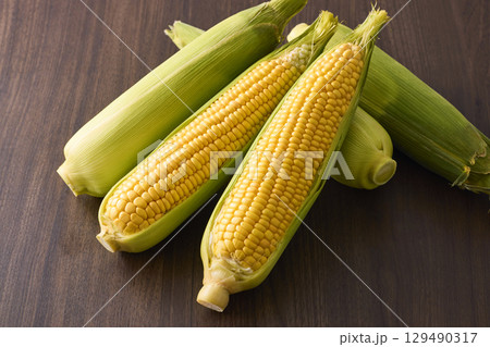 新鮮なとうもろこし 129490317