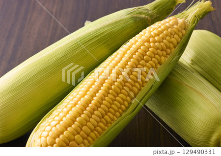 新鮮なとうもろこし 129490331