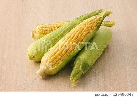 新鮮なとうもろこし 129490348