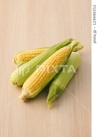 新鮮なとうもろこし 129490352