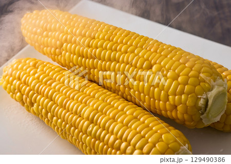 湯気が上がったゆでとうもろこし 湯気が上がったゆでとうもろこし 129490386
