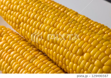 湯気が上がったゆでとうもろこし 129490387