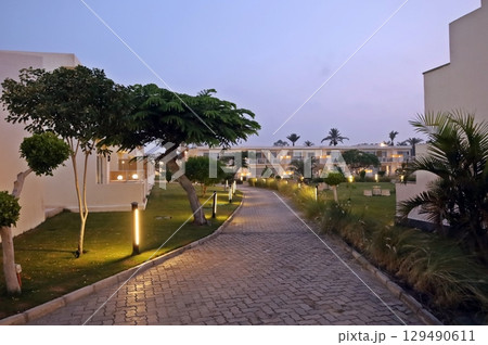 リゾートホテルの遊歩道～カイロ 129490611
