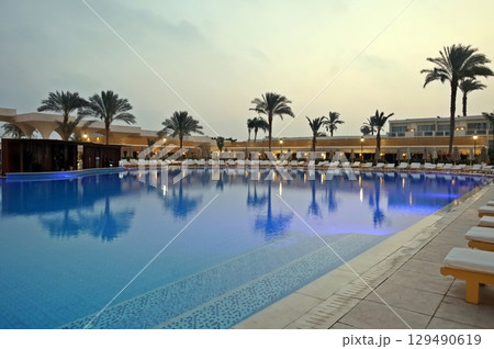 誰もいない早朝のホテルのプール 誰もいない早朝のホテルのプール 129490619