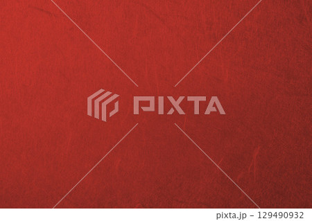 赤色の和紙の背景 129490932
