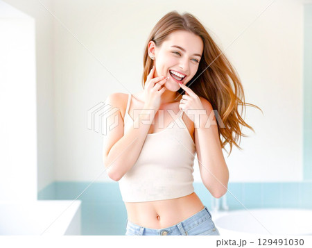 歯を見せて笑う、若い女性 129491030