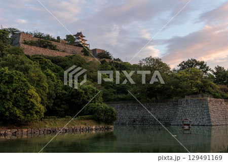 夕焼けに照らされる丸亀城(香川県丸亀市) 夕焼けに照らされる丸亀城(香川県丸亀市) 129491169