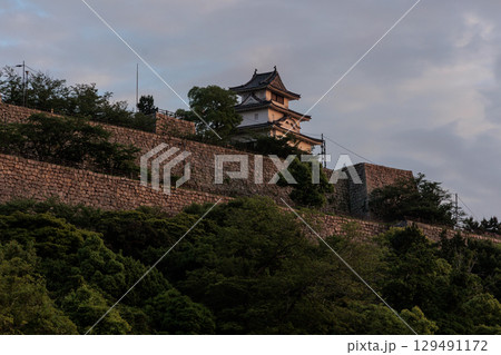 夕焼けに照らされる丸亀城（香川県丸亀市） 129491172