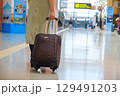 空港で手荷物を引いて歩く女性　旅行客　観光客 129491203