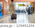 空港で手荷物を引いて歩く女性　旅行客　観光客 129491204