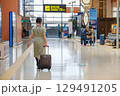 空港で手荷物を引いて歩く女性　旅行客　観光客 129491205
