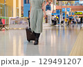 空港で手荷物を引いて歩く女性　旅行客　観光客 129491207