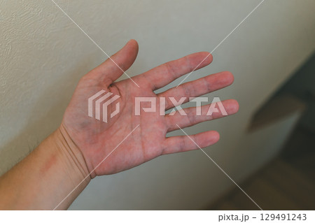 40代男性の手のひら 129491243