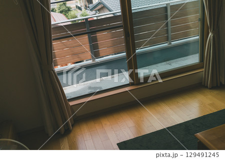 2階リビングの窓とベランダ 129491245