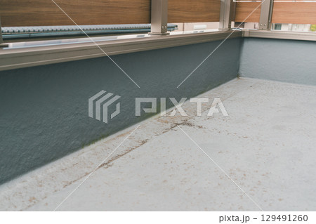 バルコニー床の汚れ 129491260