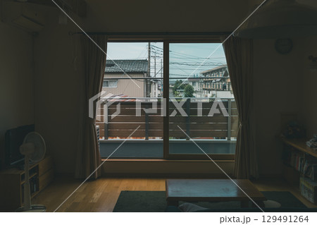 住宅街にある一戸建ての2階リビングの窓からの景色 住宅街にある一戸建ての2階リビングの窓からの景色 129491264