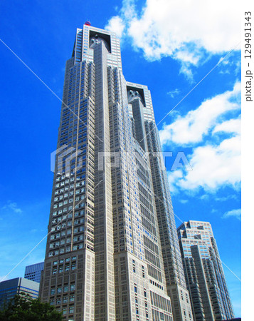 東京都庁と青空の風景 東京都庁と青空の風景 129491343