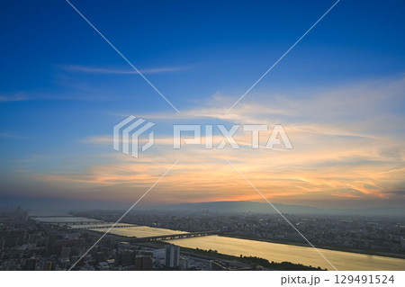 大阪梅田の空中庭園からの美しい夕焼け　【大阪風景】 129491524