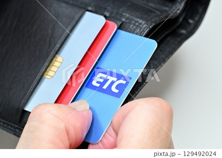 カードケースからETCカードを取り出そうとしている カードケースからETCカードを取り出そうとしている 129492024