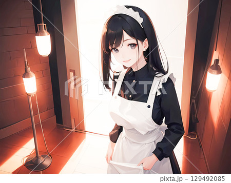 温かいオレンジ色の光と、クラシックなメイド服の女の子 129492085