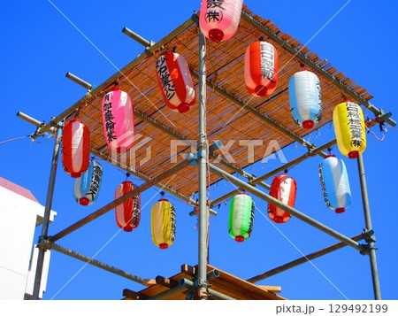 盆踊りのやぐらと提灯の夏の風景 129492199