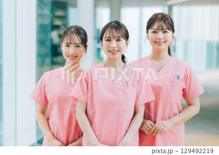 3人の女性看護師 3人の女性看護師 129492219