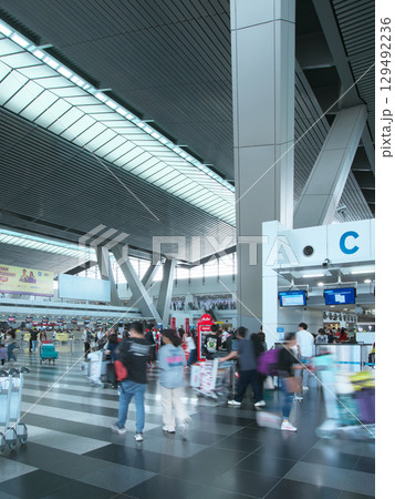 躍動するフィリピン - マニラ　ニノイ・アキノ国際空港の出発ロビー　都市景観（2025年6月） 129492236