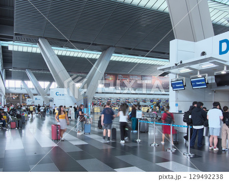 躍動するフィリピン - マニラ　ニノイ・アキノ国際空港の出発ロビー　都市景観（2025年6月） 129492238