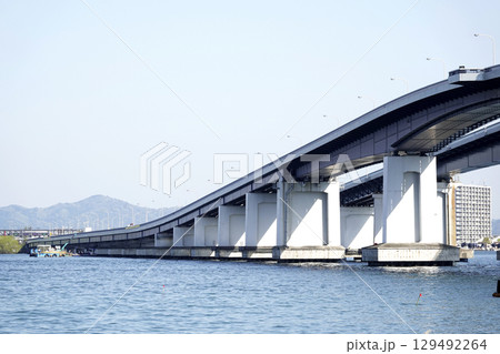 道の駅 びわ湖大橋米プラザから見た青空と琵琶湖大橋 129492264