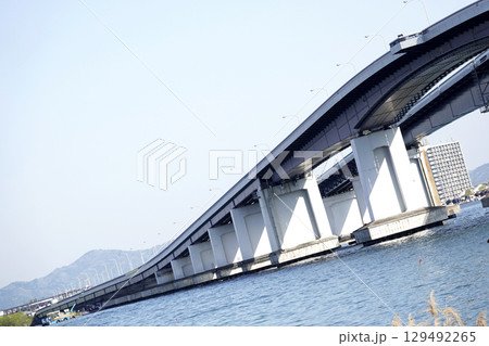 道の駅 びわ湖大橋米プラザから見た青空と琵琶湖大橋 129492265