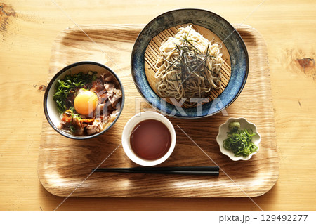 郷土料理 近江牛のねぎ玉ミニ牛丼 十割蕎麦のセット 129492277
