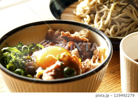 郷土料理 近江牛のねぎ玉ミニ牛丼 十割蕎麦のセット 129492279