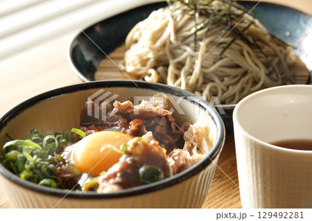 郷土料理 近江牛のねぎ玉ミニ牛丼 十割蕎麦のセット 129492281