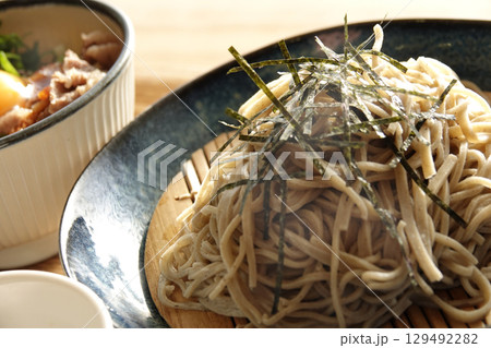 郷土料理 近江牛のねぎ玉ミニ牛丼 十割蕎麦のセット 129492282