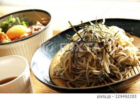 郷土料理 近江牛のねぎ玉ミニ牛丼 十割蕎麦のセット 129492283