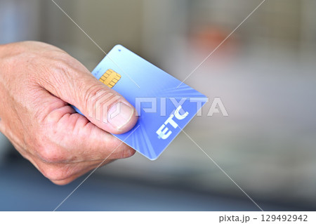 ETCカードを差し出す手 129492942