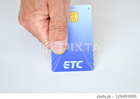 ETCカードを差し出す手 ETCカードを差し出す手 129493000