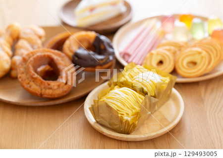 ケーキとドーナツとお菓子 129493005
