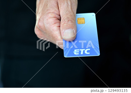 ETCカードを差し出す手 129493135