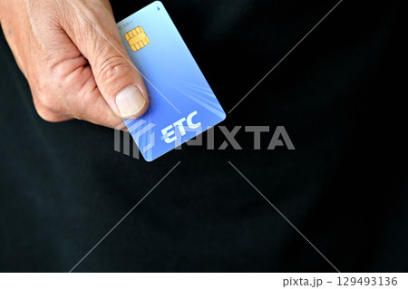 ETCカードを差し出す手 129493136